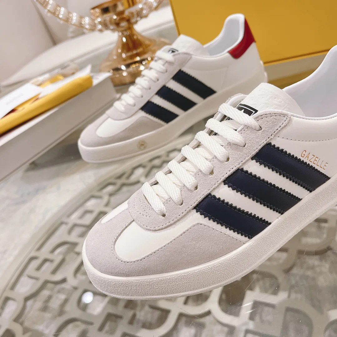 👟👟Ex-factory price 480👟👟 Women's shoe factory Gucci&adidas joint limited edition couple's sneakers. A super nice joint casual sneaker with rich and bold colors! It showed everyone a completely different charm from the past! Combining retro style and youthful sports style to create a new aesthetic! Vitality yet stylish at the same time! ! Upper - made of cowhide, cowhide, cloth. Lining - sheepskin lining for feet. Sole - original open-molded beef tendon non-slip and wear-resistant outsole. Size: 35-44 (couple style)